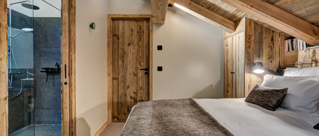 Chalet Bergeronnette, Meribel - cosy double in the eaves